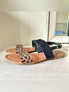 BLACK RIVET BLACK AND LEOPARD/ANIMAL -PRINT FLAT SANDALS – SIZE 8.5